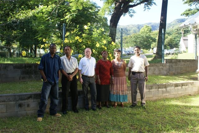Les stagiaires malgaches et les formateurs réunionnais à l'analyse de résidus de pesticides.