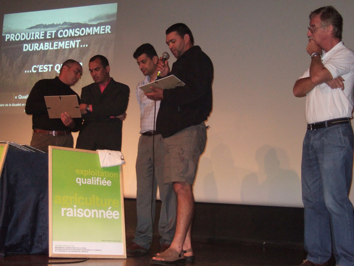 Remise d'un certificat "Agriculture Raisonnée" à un agriculteur durant le forum sur l'agriculture durable.