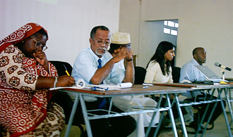 De gauche à droite,la Directrice nationale de l'Agriculture,le directeur de l''Institut National de la Recherche pour l'Agriculture, la Peche et l'Environnement,le point Focal national aux Comores, le Webmaster et le directeur de l'Institut Universitaire de technologie