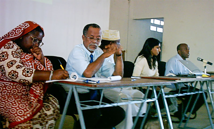 De gauche à droite,la Directrice nationale de l'Agriculture,le directeur de l''Institut National de la Recherche pour l'Agriculture, la Peche et l'Environnement,le point Focal national aux Comores, le Webmaster et le directeur de l'Institut Universitaire de technologie