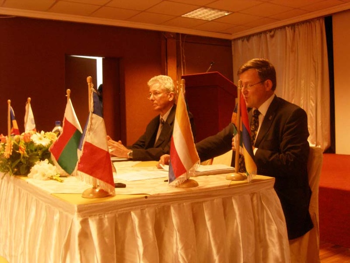 Lancement du projet Agroécologie à la COI le 8 décembre par Callixte d'Offay, secrétaire général de la COI, et Benoît Thierry du FIDA, devant les représentants des 5 îles de la COI et de Zanzibar.