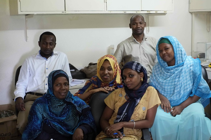 Youssouf Bakari M'dahoma, directeur du laboratoire, accompagné de ses techniciens © David Teyssedre