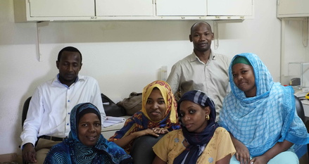 Youssouf Bakari M'dahoma, directeur du laboratoire, accompagné de ses techniciens © David Teyssedre