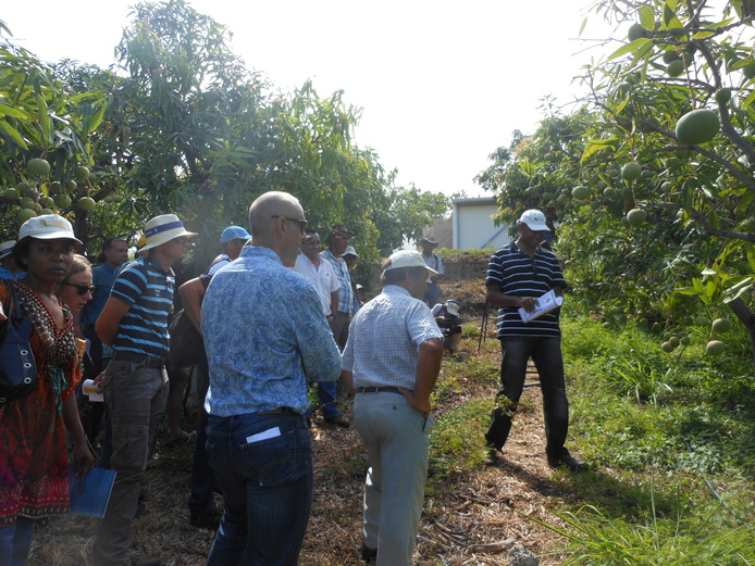 Démonstration de matériel d'aspersion par Jean Hugues Taraconat de la Chambre d'Agriculture © C. Gloanec