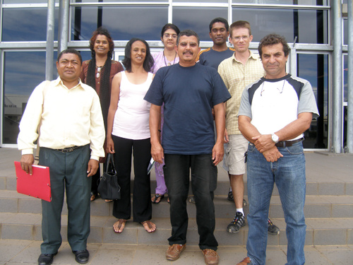 Formateurs et stagiaires (élevage des mouches des fruits et de leur parasitoides, mars 2008)