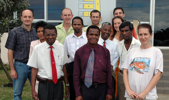 Stagiaires et formateurs à l'inspection phytosanitaire en 2005.