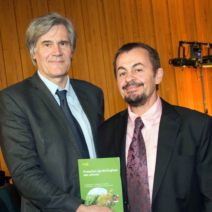 Stéphane Le Foll, Ministre de l'Agriculture avec Jean-Philippe Deguine © Ministère de l'Agriculture - Xavier REMONGIN