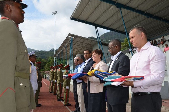 Remise des drapeaux aux ministres des Affaires étrangères des états membres et leurs représentants.