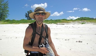 Jean Hivert, spécialiste de la flore des îles Eparses, en mission sur Juan de Nova (avril 2011) - Copyright : Francois FROMARD