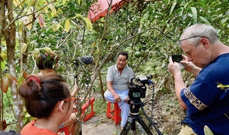 Film crew and farmer on weaver ant shooting in Ben Tre Province, Vietnam © Philippe Cao Van (Cirad)