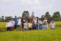Group photo in rice paddies during the International Scientist School in Can Tho, Vietnam, Mar 2018 © Philippe Cao Van (Cirad)
